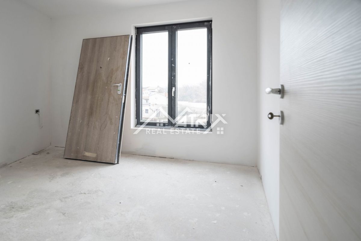 Pula okolica, Dvoetažni penthouse blizu morja s 5 sobami