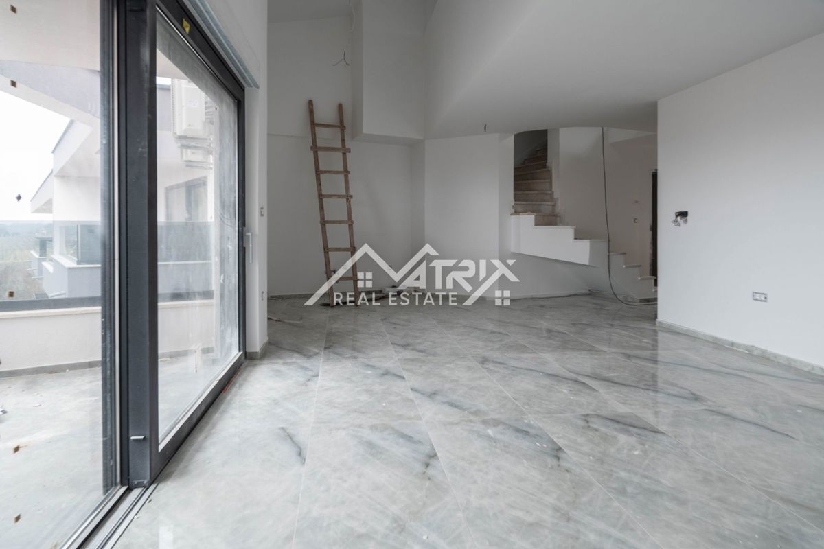 Pula okolica, Dvoetažni penthouse blizu morja s 5 sobami