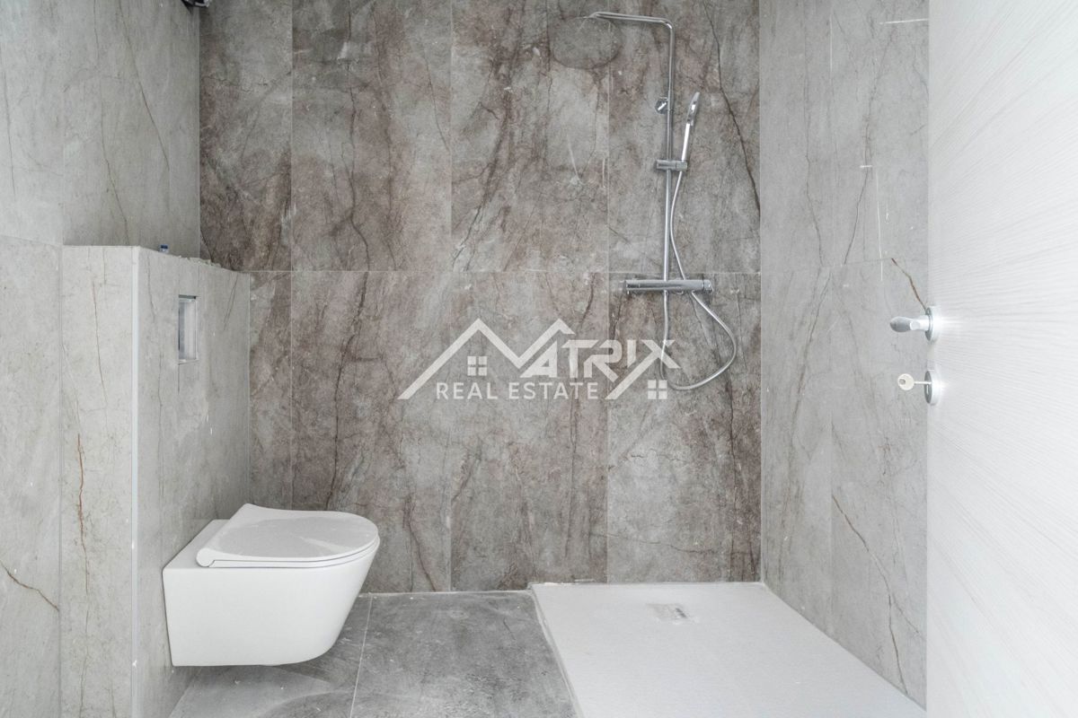 Pula okolica, Dvoetažni penthouse blizu morja s 5 sobami