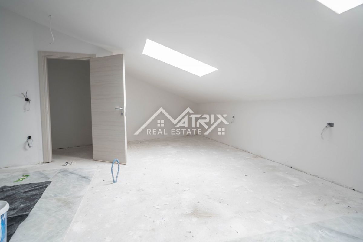 Pula okolica, Dvoetažni penthouse blizu morja s 5 sobami