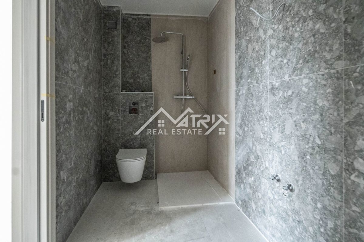 Pula okolica, Dvoetažni penthouse blizu morja s 5 sobami