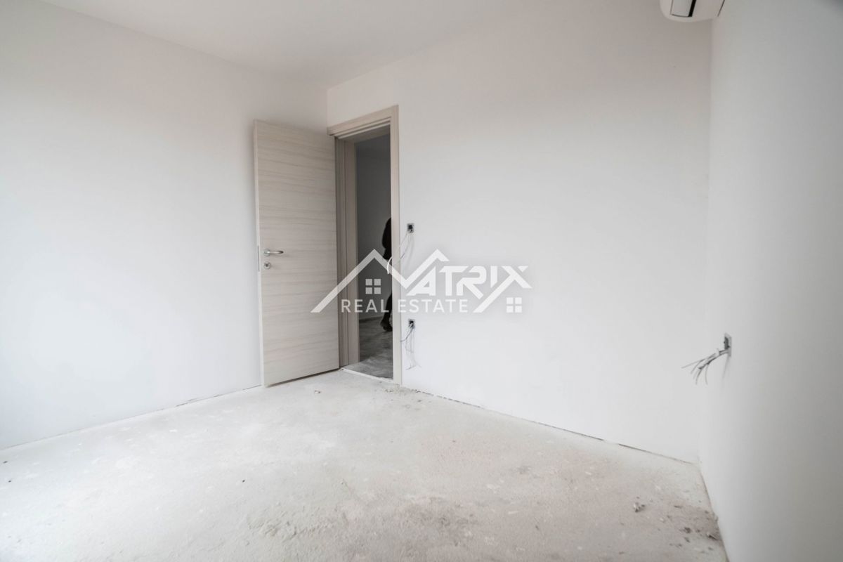 Pula okolica, Dvoetažni penthouse blizu morja s 5 sobami