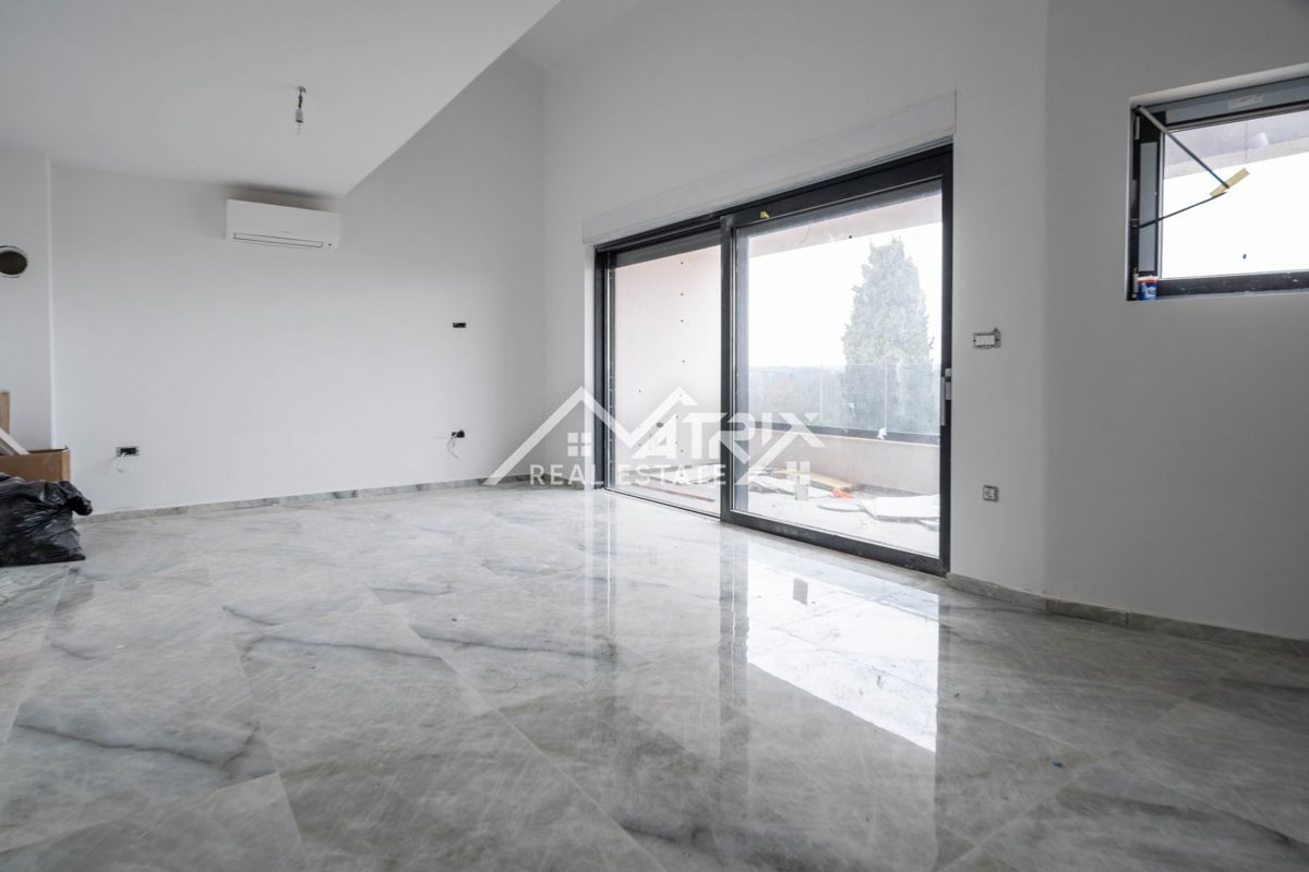 Pula okolica, Dvoetažni penthouse blizu morja s 5 sobami