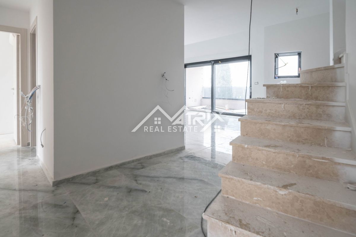 Pula okolica, Dvoetažni penthouse blizu morja s 5 sobami