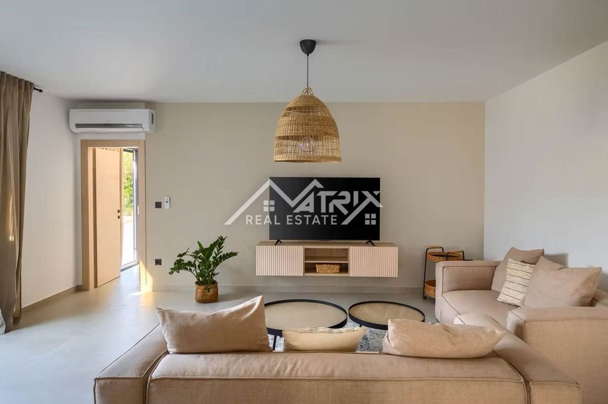 Poreč okolica, moderna vila z ogrevanim bazenom in poletno kuhinjo