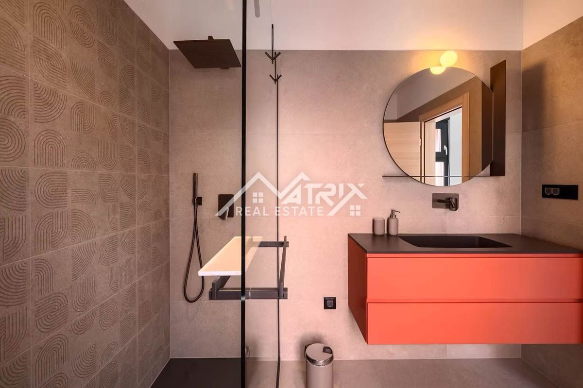 Poreč okolica, moderna vila z ogrevanim bazenom in poletno kuhinjo