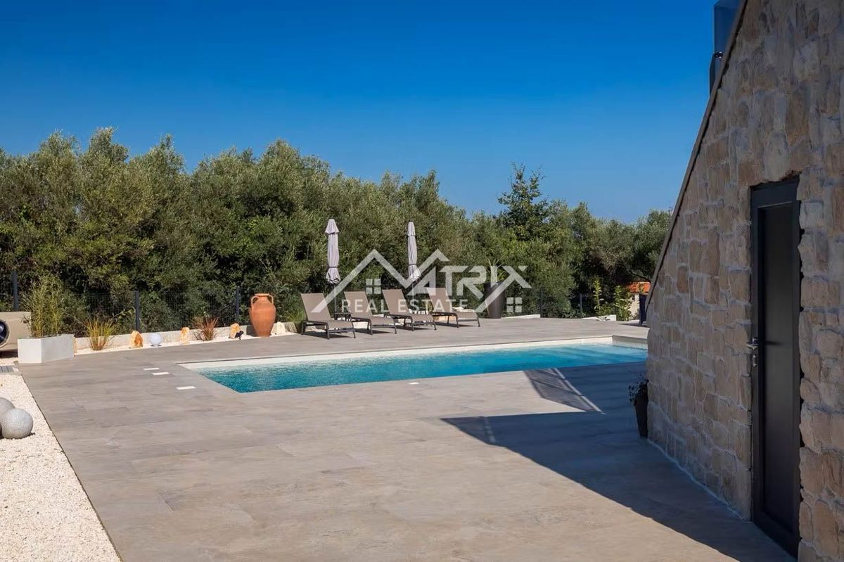 Poreč okolica, moderna vila z ogrevanim bazenom in poletno kuhinjo