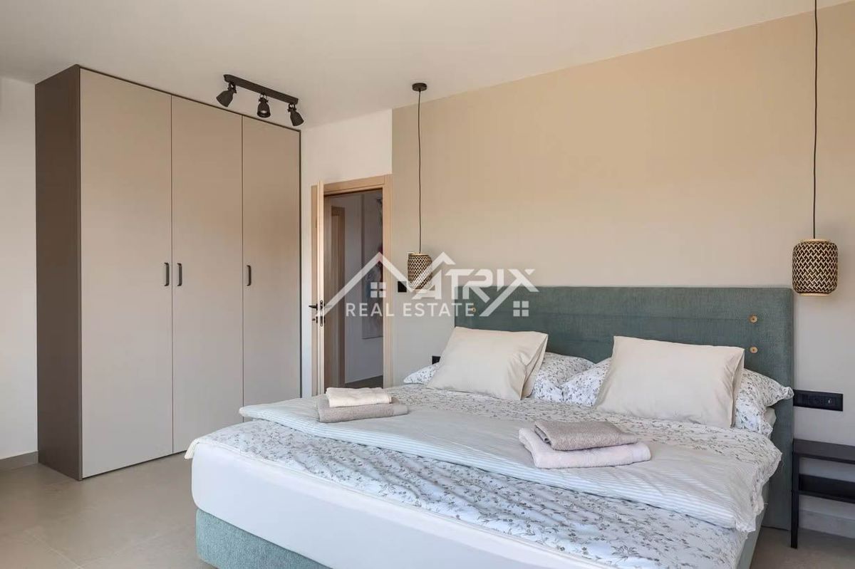 Poreč okolica, moderna vila z ogrevanim bazenom in poletno kuhinjo