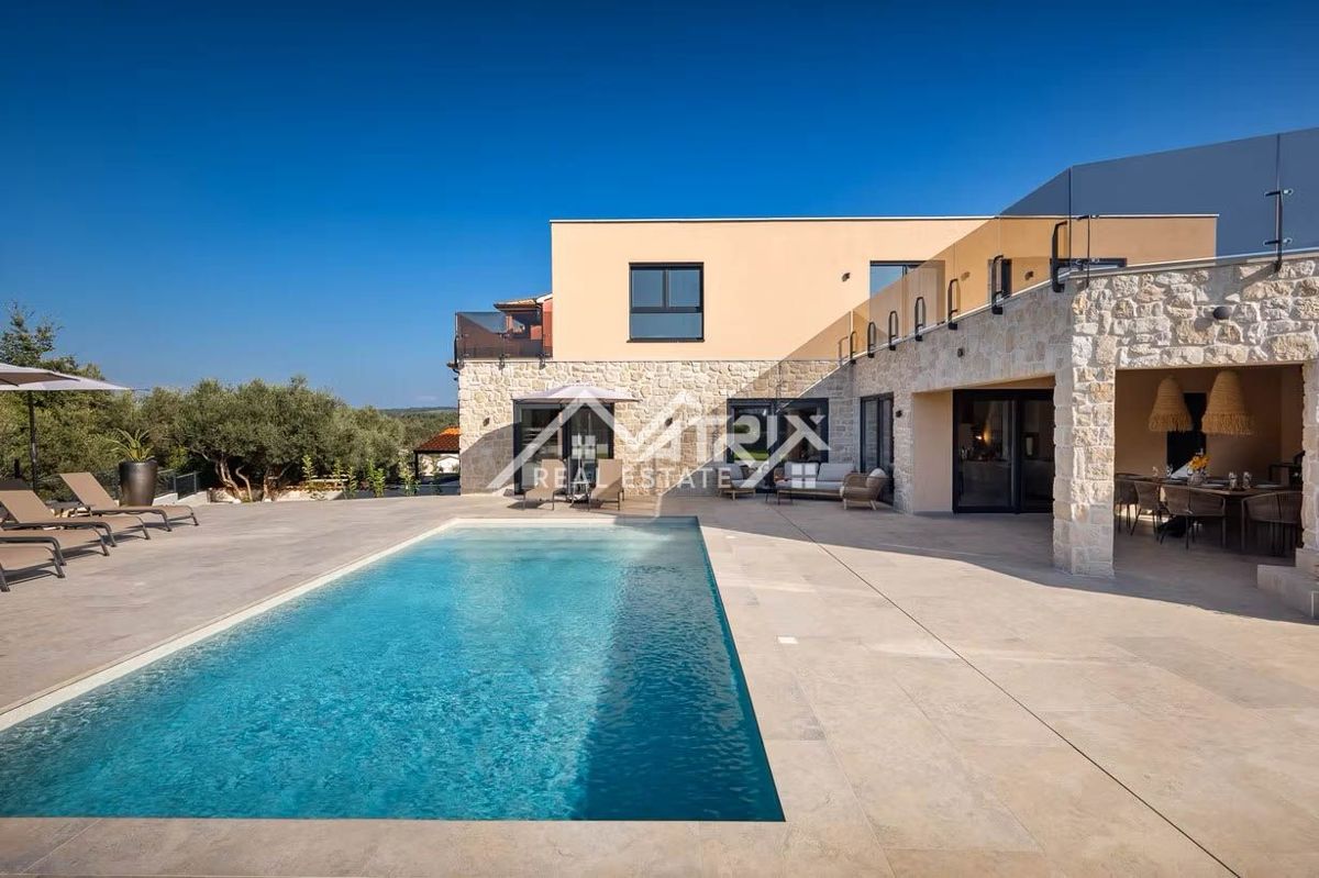 Poreč okolica, moderna vila z ogrevanim bazenom in poletno kuhinjo