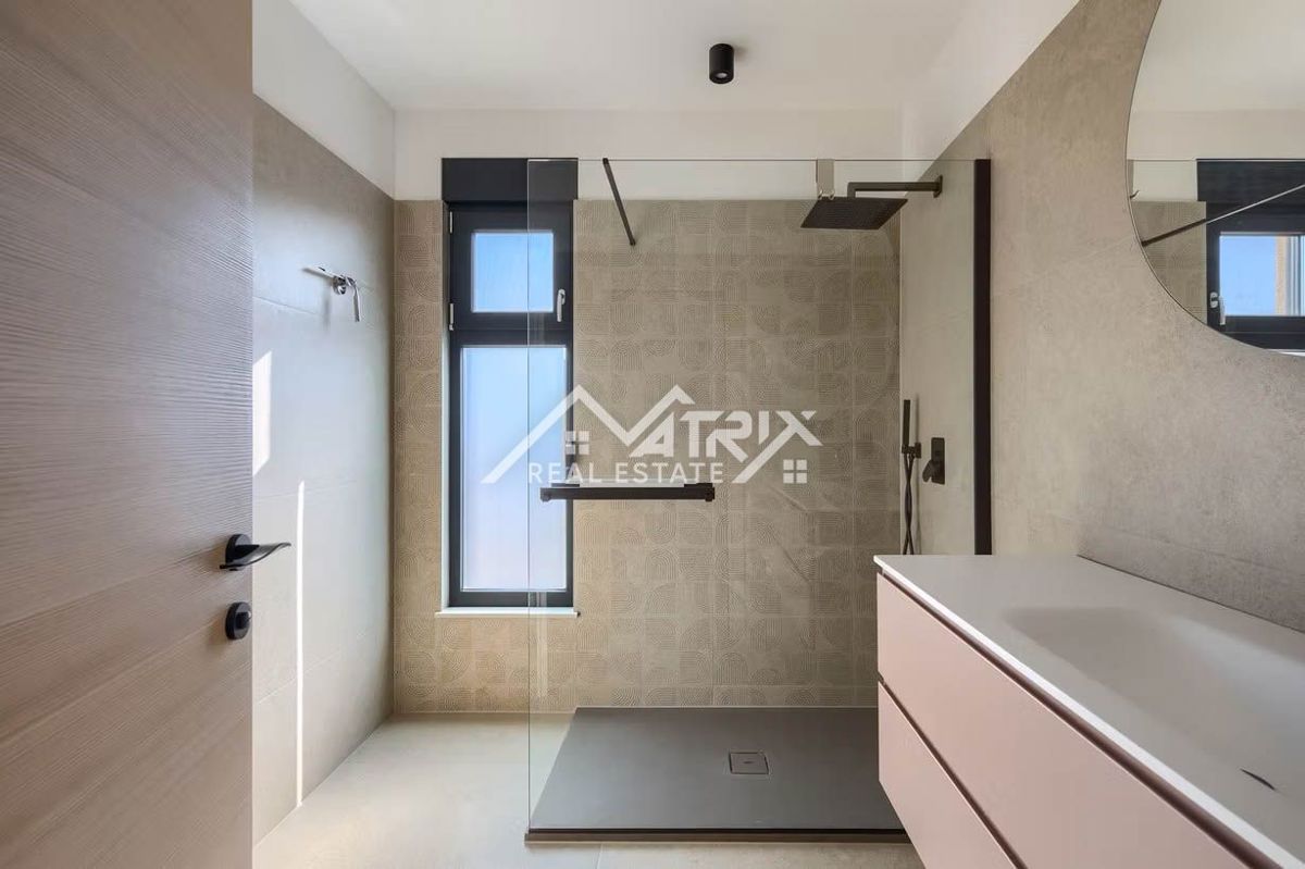 Poreč okolica, moderna vila z ogrevanim bazenom in poletno kuhinjo