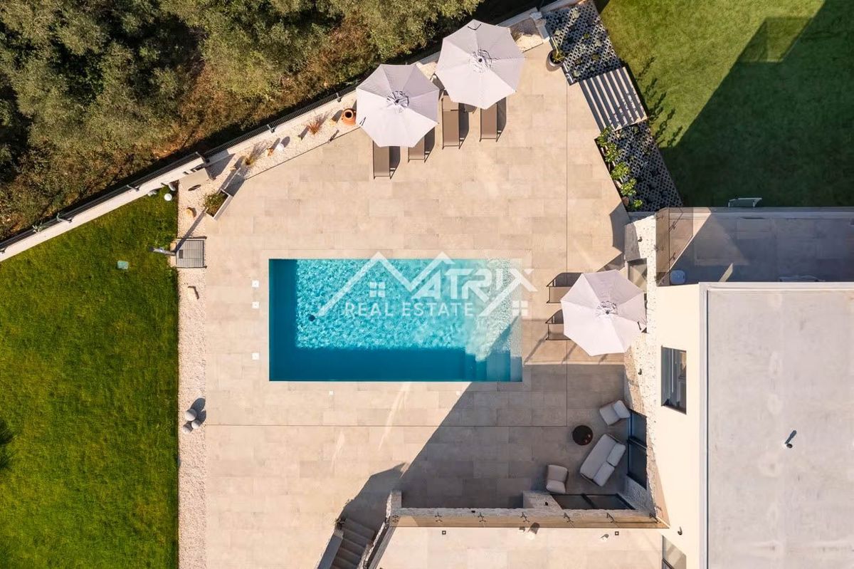 Poreč okolica, moderna vila z ogrevanim bazenom in poletno kuhinjo