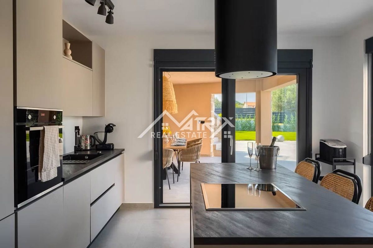 Poreč okolica, moderna vila z ogrevanim bazenom in poletno kuhinjo