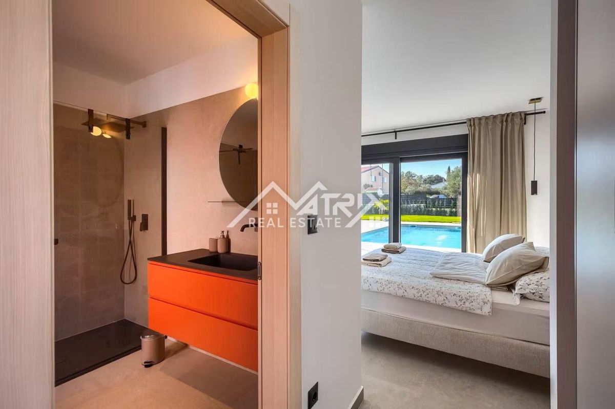 Poreč okolica, moderna vila z ogrevanim bazenom in poletno kuhinjo