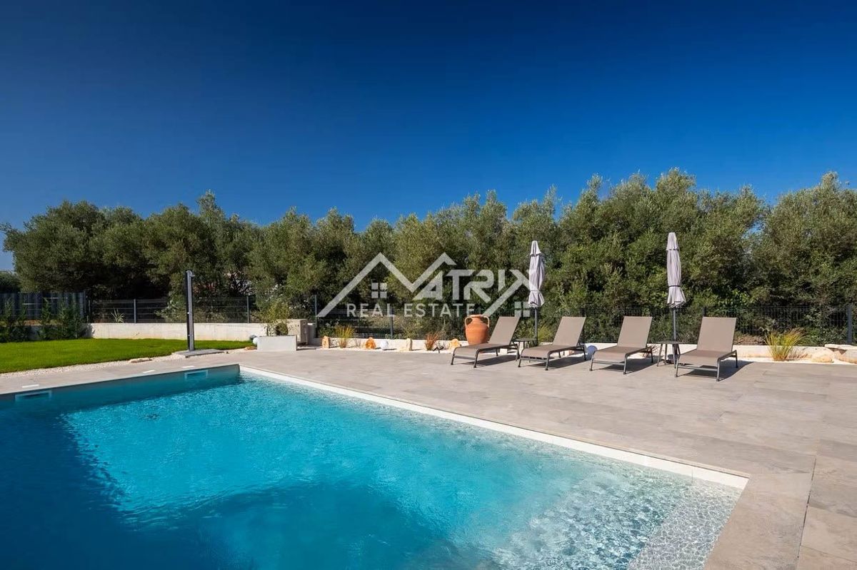 Poreč okolica, moderna vila z ogrevanim bazenom in poletno kuhinjo