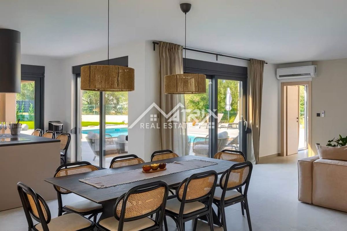 Poreč okolica, moderna vila z ogrevanim bazenom in poletno kuhinjo