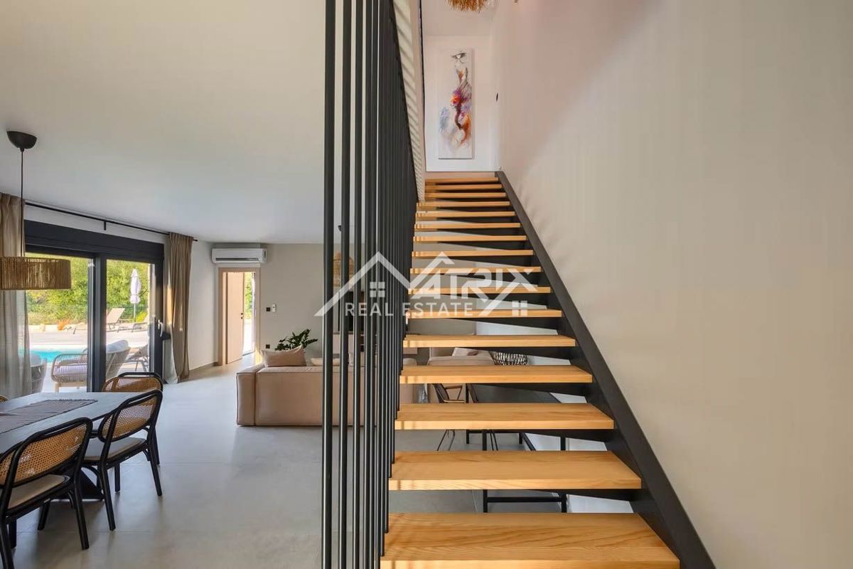 Poreč okolica, moderna vila z ogrevanim bazenom in poletno kuhinjo