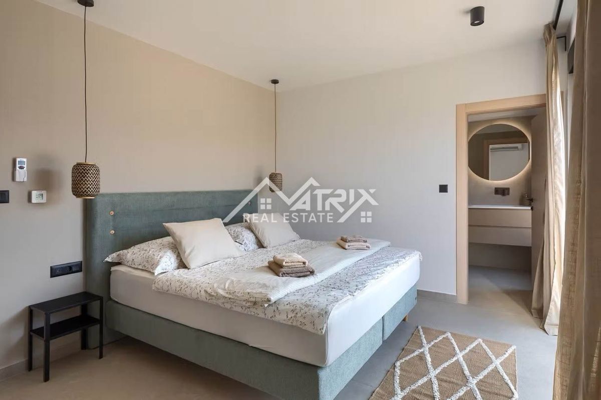 Poreč okolica, moderna vila z ogrevanim bazenom in poletno kuhinjo