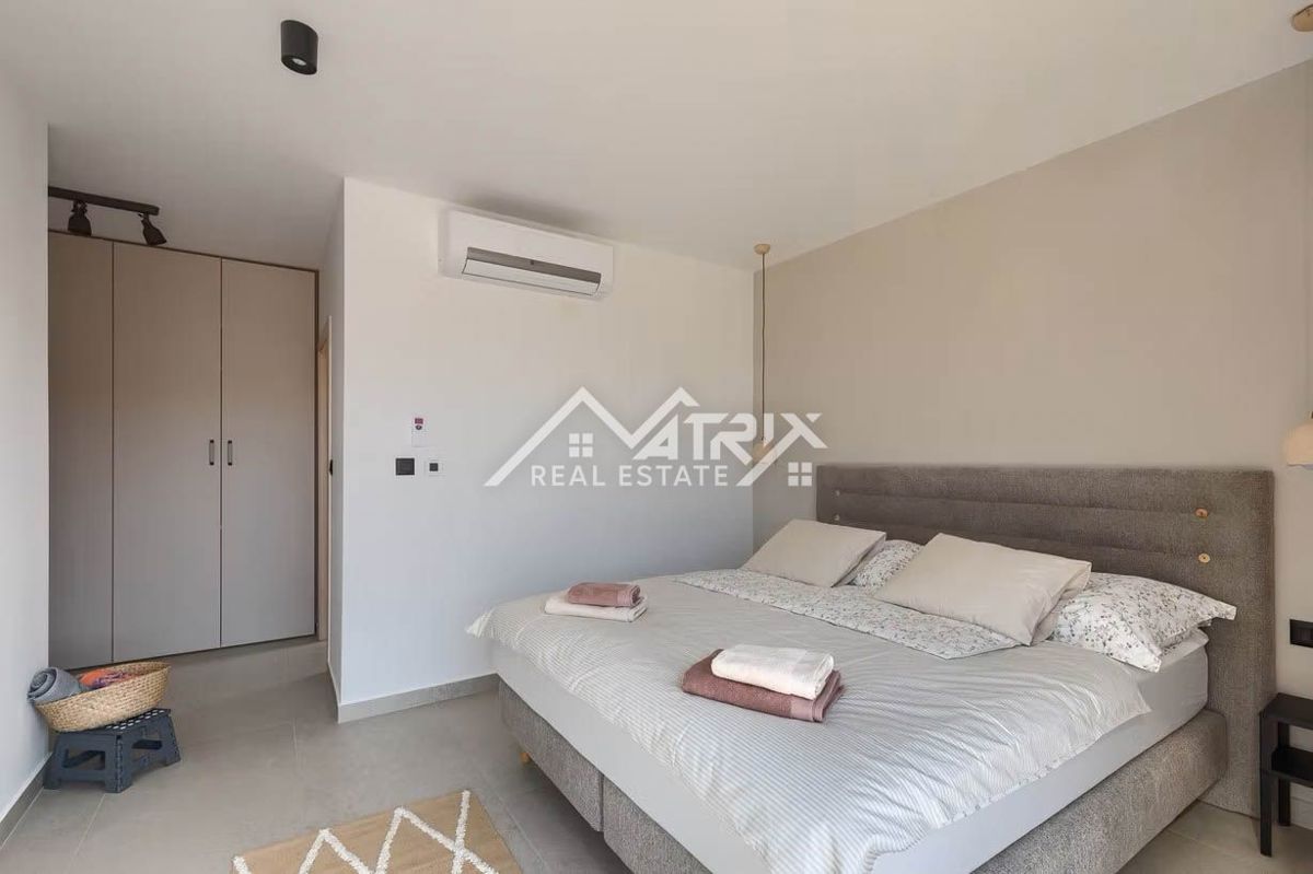 Poreč okolica, moderna vila z ogrevanim bazenom in poletno kuhinjo