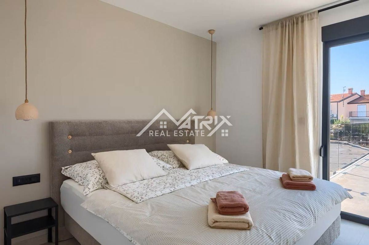 Poreč okolica, moderna vila z ogrevanim bazenom in poletno kuhinjo