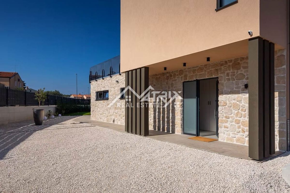 Poreč okolica, moderna vila z ogrevanim bazenom in poletno kuhinjo