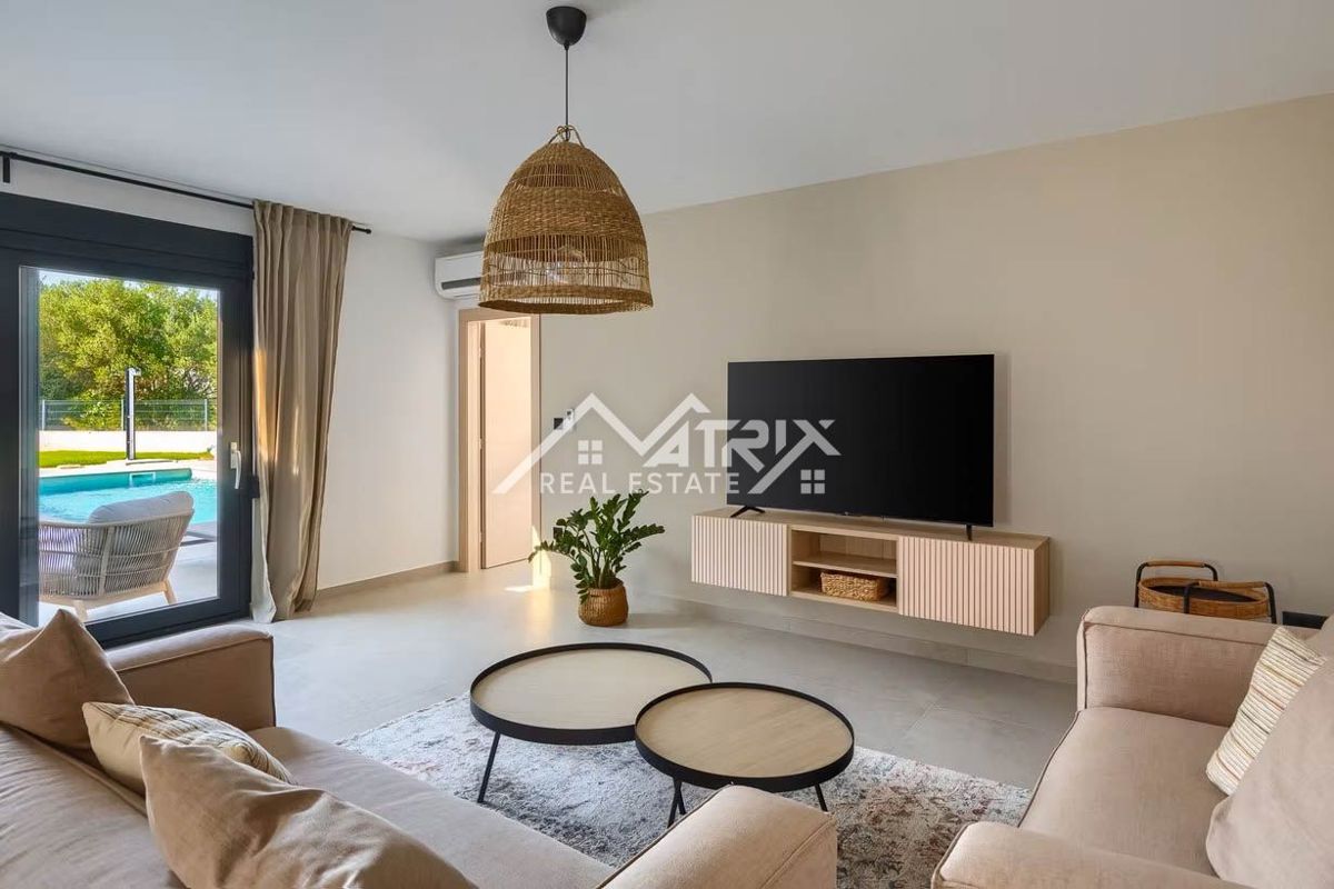 Poreč okolica, moderna vila z ogrevanim bazenom in poletno kuhinjo