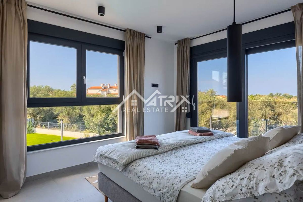 Poreč okolica, moderna vila z ogrevanim bazenom in poletno kuhinjo