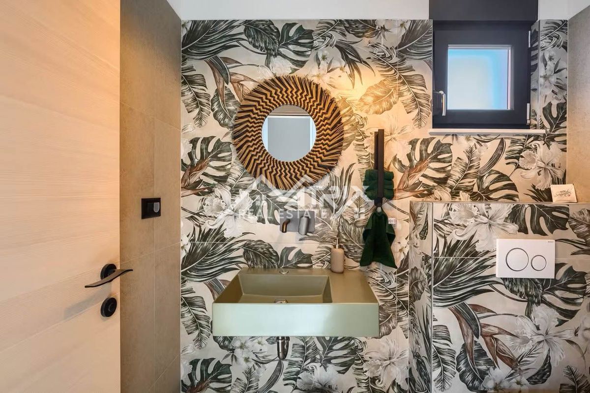 Poreč okolica, moderna vila z ogrevanim bazenom in poletno kuhinjo