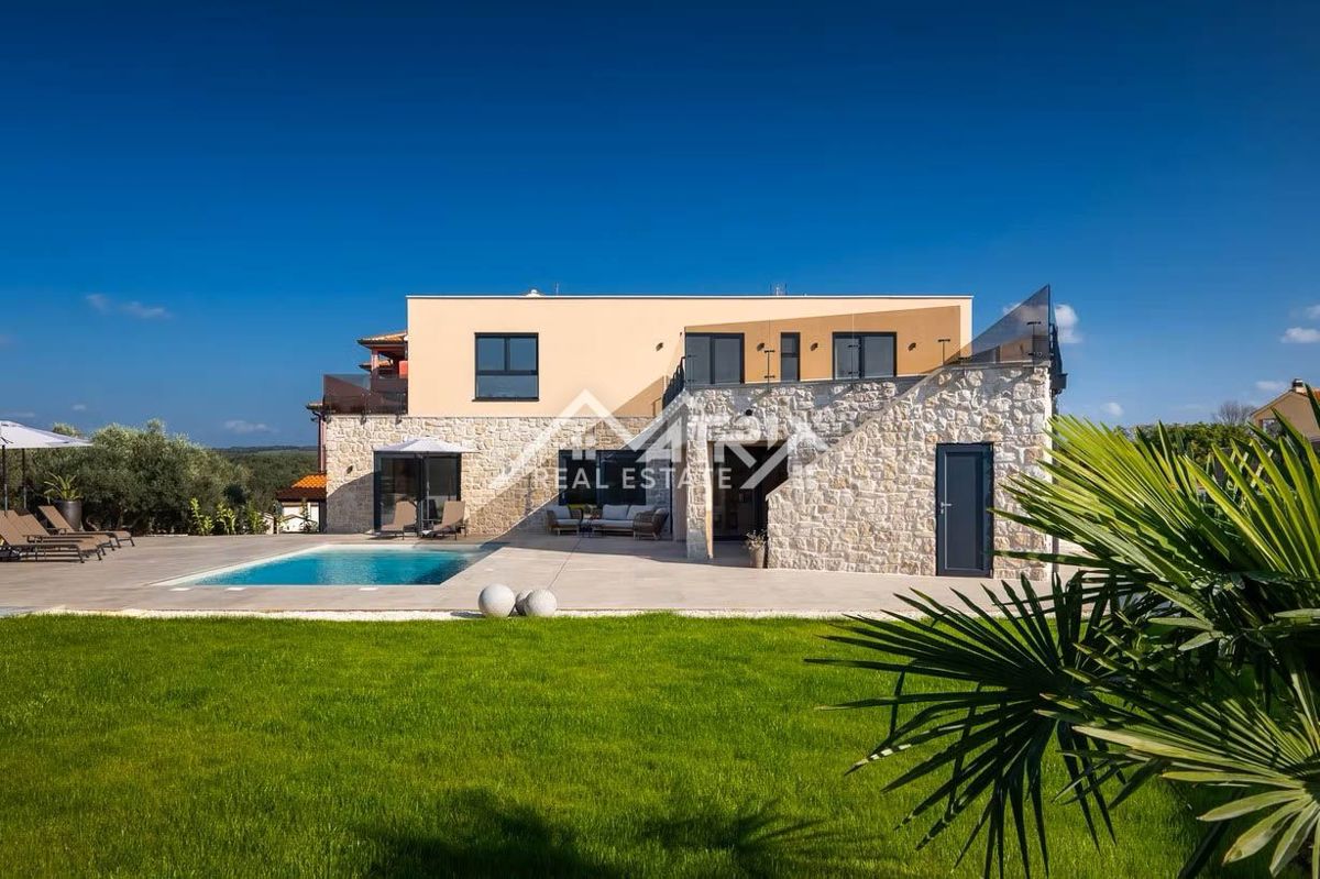 Poreč okolica, moderna vila z ogrevanim bazenom in poletno kuhinjo