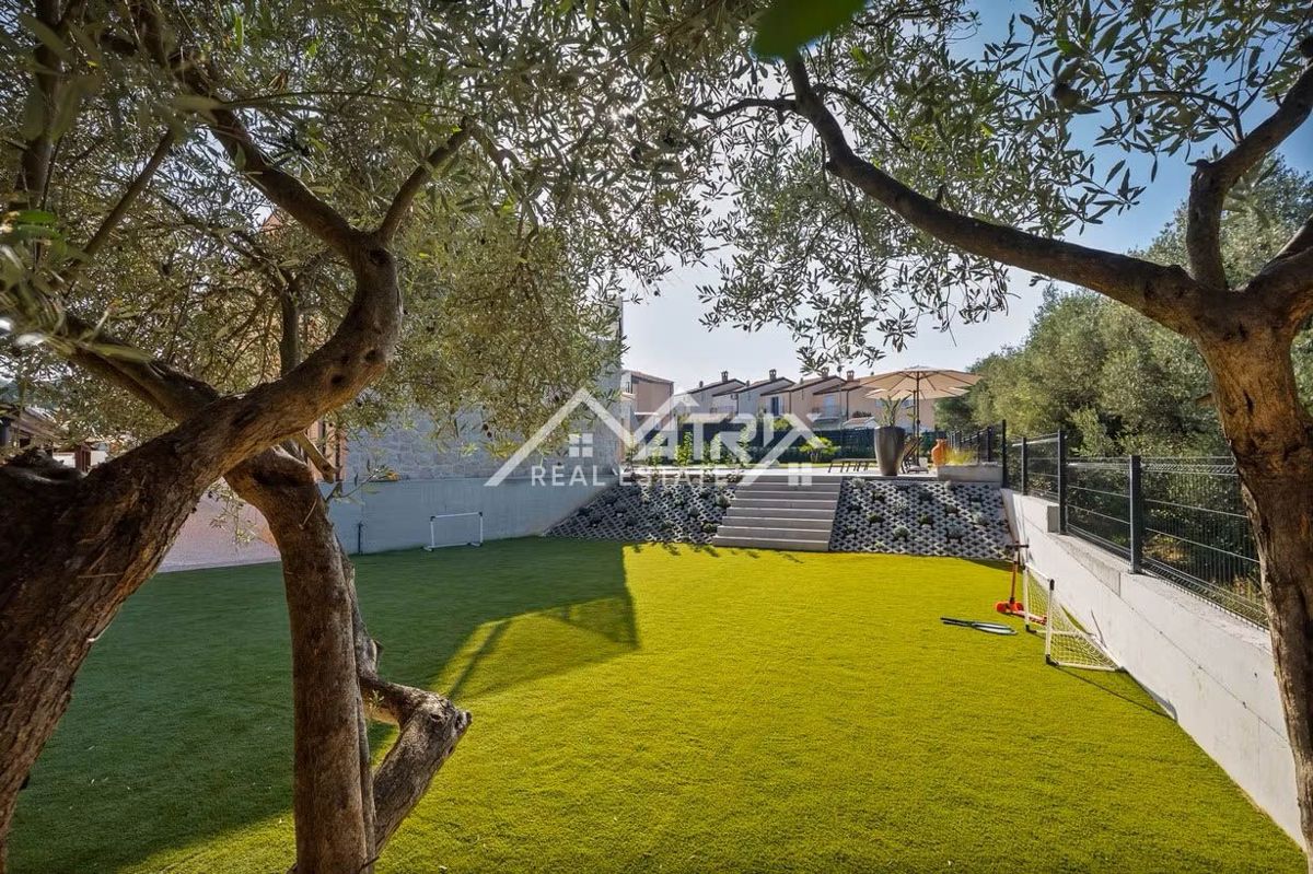 Poreč okolica, moderna vila z ogrevanim bazenom in poletno kuhinjo