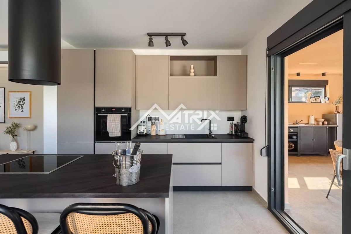 Poreč okolica, moderna vila z ogrevanim bazenom in poletno kuhinjo