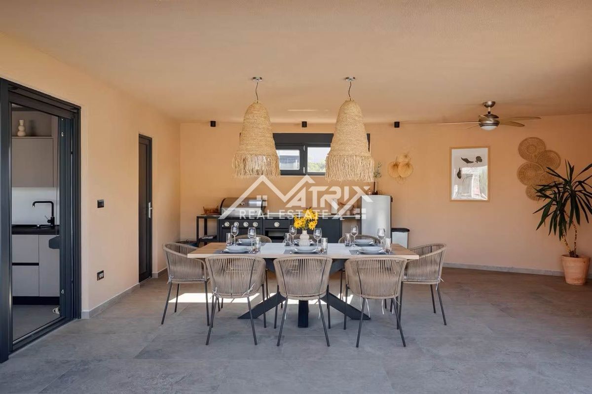 Poreč okolica, moderna vila z ogrevanim bazenom in poletno kuhinjo