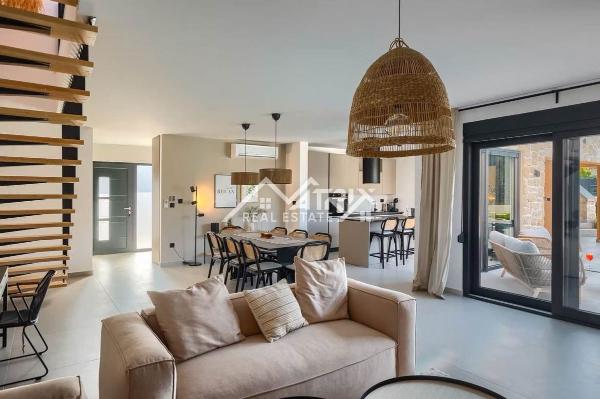 Poreč okolica, moderna vila z ogrevanim bazenom in poletno kuhinjo