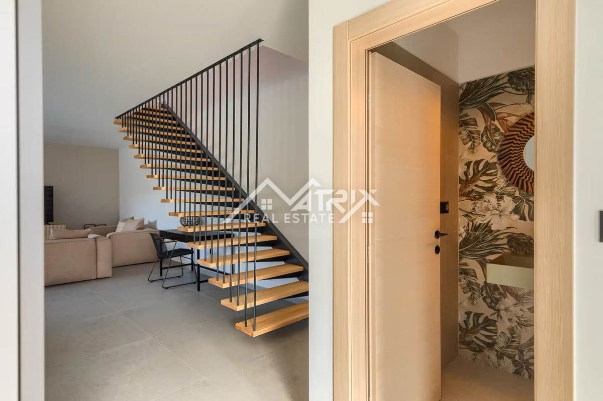 Poreč okolica, moderna vila z ogrevanim bazenom in poletno kuhinjo