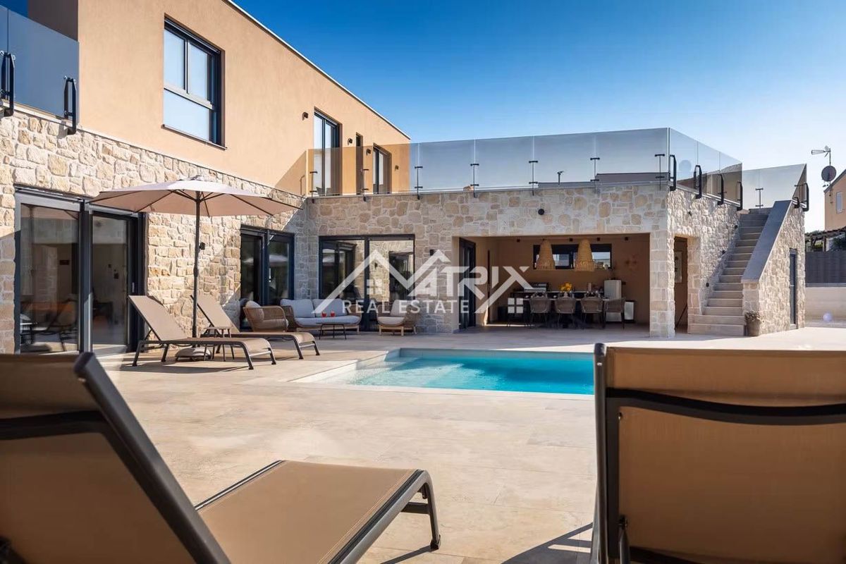 Poreč okolica, moderna vila z ogrevanim bazenom in poletno kuhinjo