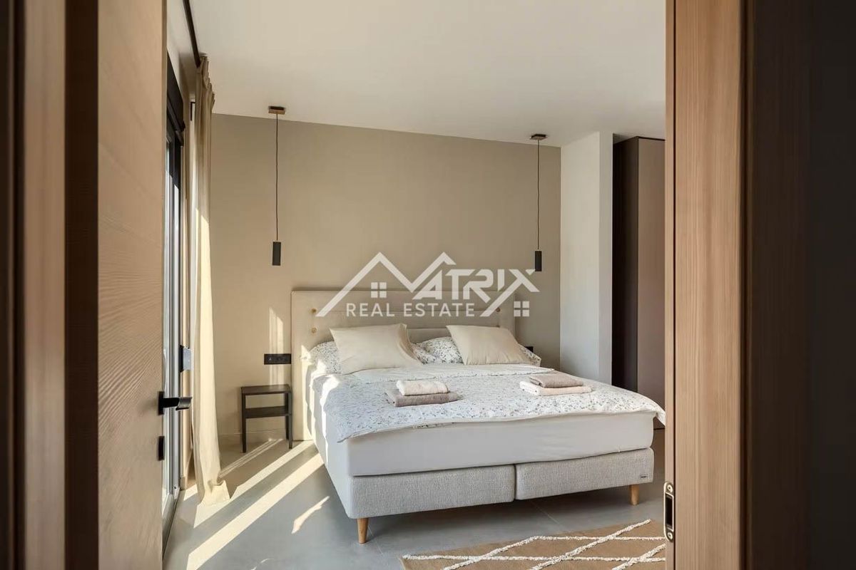 Poreč okolica, moderna vila z ogrevanim bazenom in poletno kuhinjo