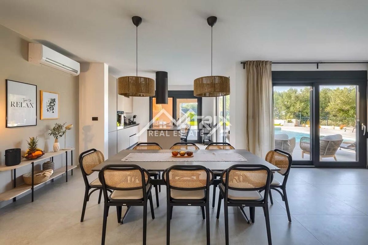 Poreč okolica, moderna vila z ogrevanim bazenom in poletno kuhinjo