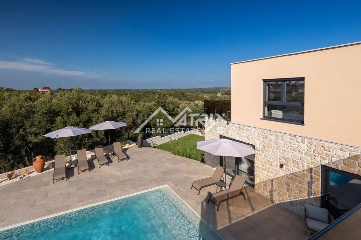 Poreč okolica, moderna vila z ogrevanim bazenom in poletno kuhinjo