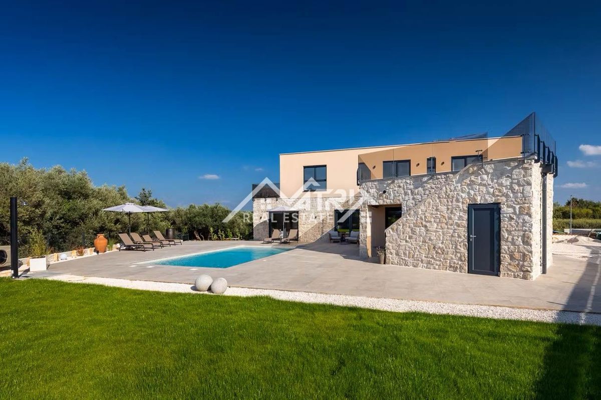 Poreč okolica, moderna vila z ogrevanim bazenom in poletno kuhinjo