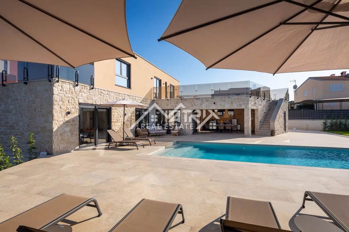 Poreč okolica, moderna vila z ogrevanim bazenom in poletno kuhinjo