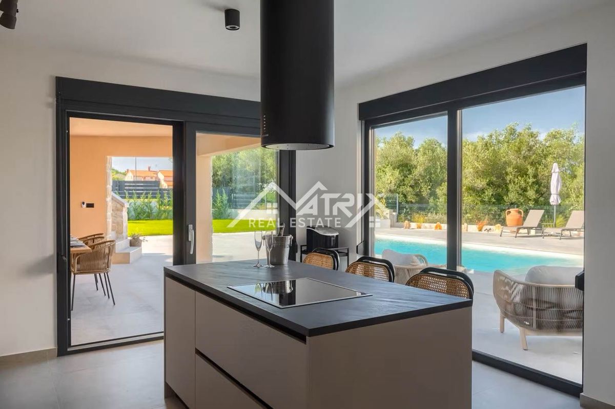 Poreč okolica, moderna vila z ogrevanim bazenom in poletno kuhinjo