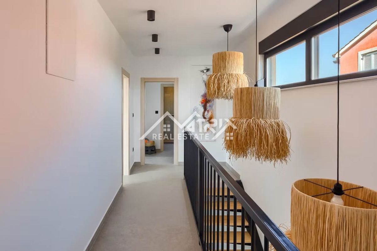 Poreč okolica, moderna vila z ogrevanim bazenom in poletno kuhinjo