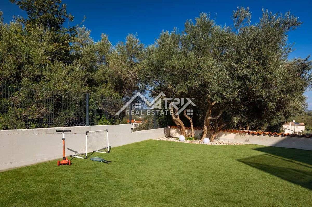 Poreč okolica, moderna vila z ogrevanim bazenom in poletno kuhinjo