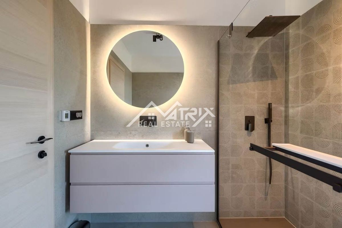 Poreč okolica, moderna vila z ogrevanim bazenom in poletno kuhinjo