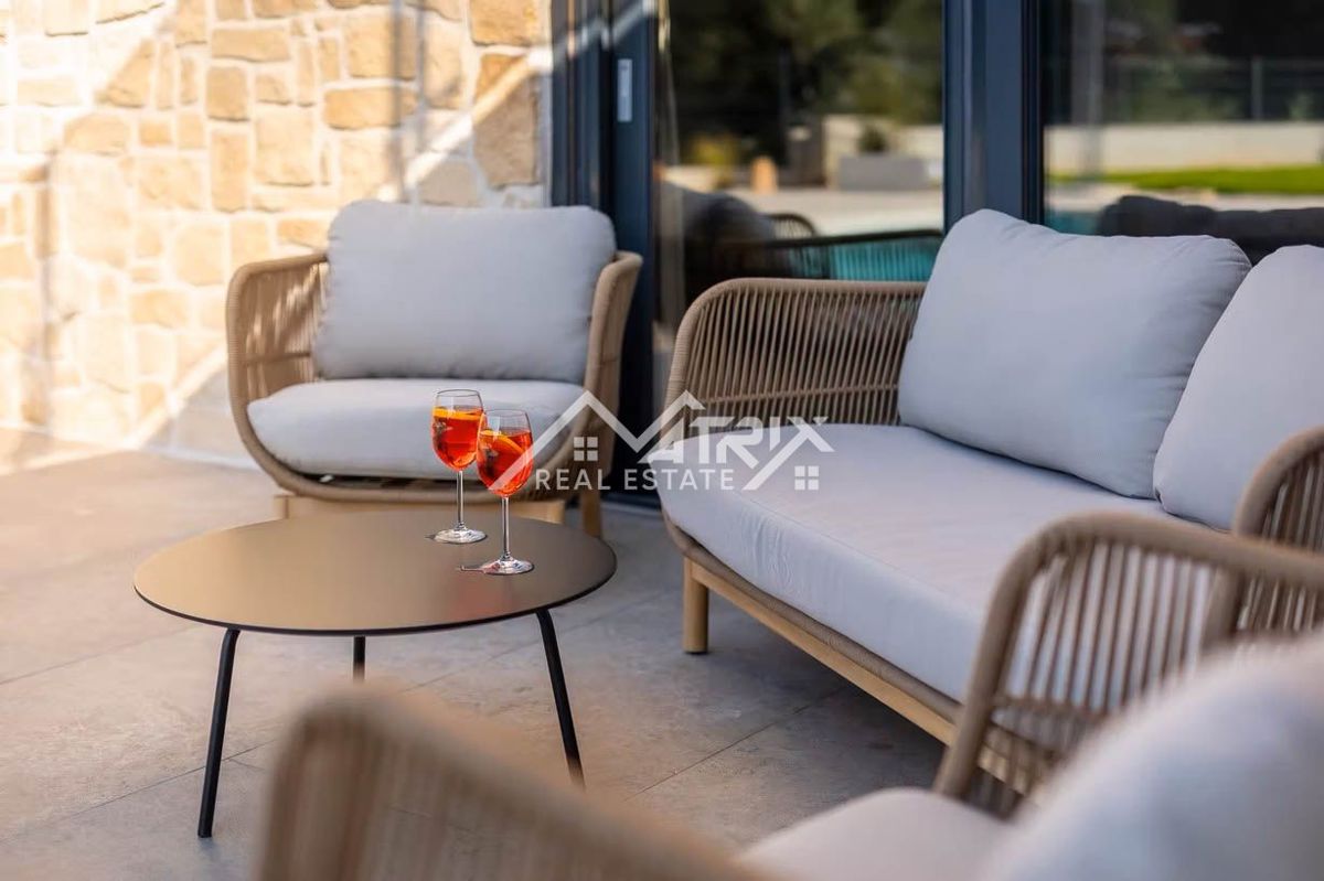 Poreč okolica, moderna vila z ogrevanim bazenom in poletno kuhinjo