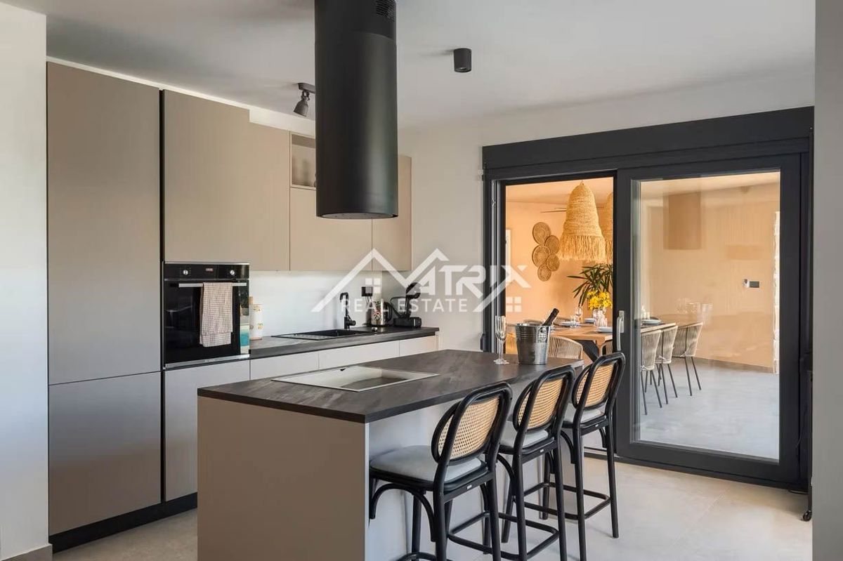 Poreč okolica, moderna vila z ogrevanim bazenom in poletno kuhinjo