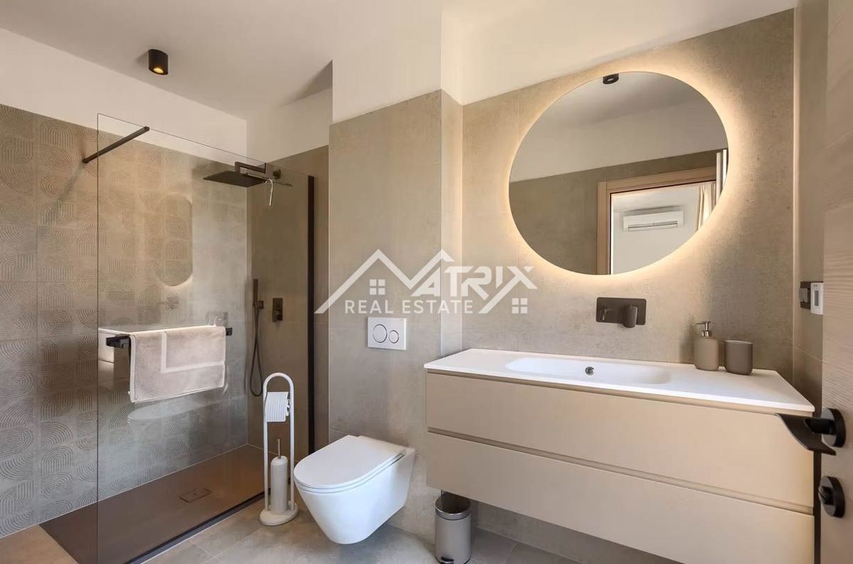 Poreč okolica, moderna vila z ogrevanim bazenom in poletno kuhinjo