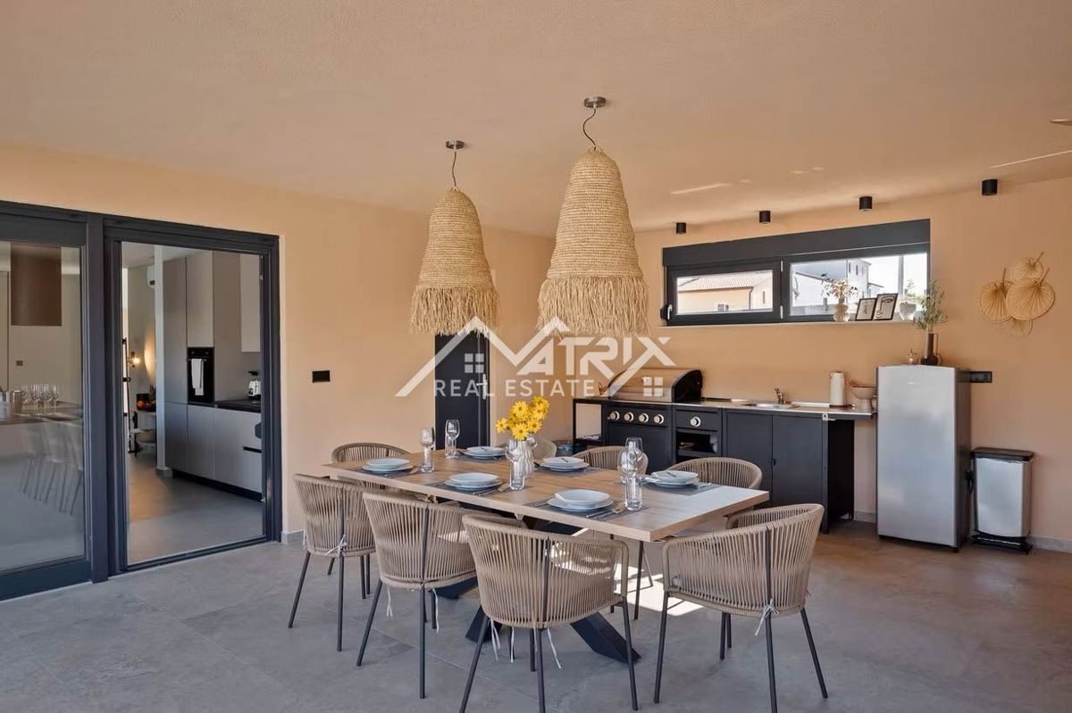 Poreč okolica, moderna vila z ogrevanim bazenom in poletno kuhinjo