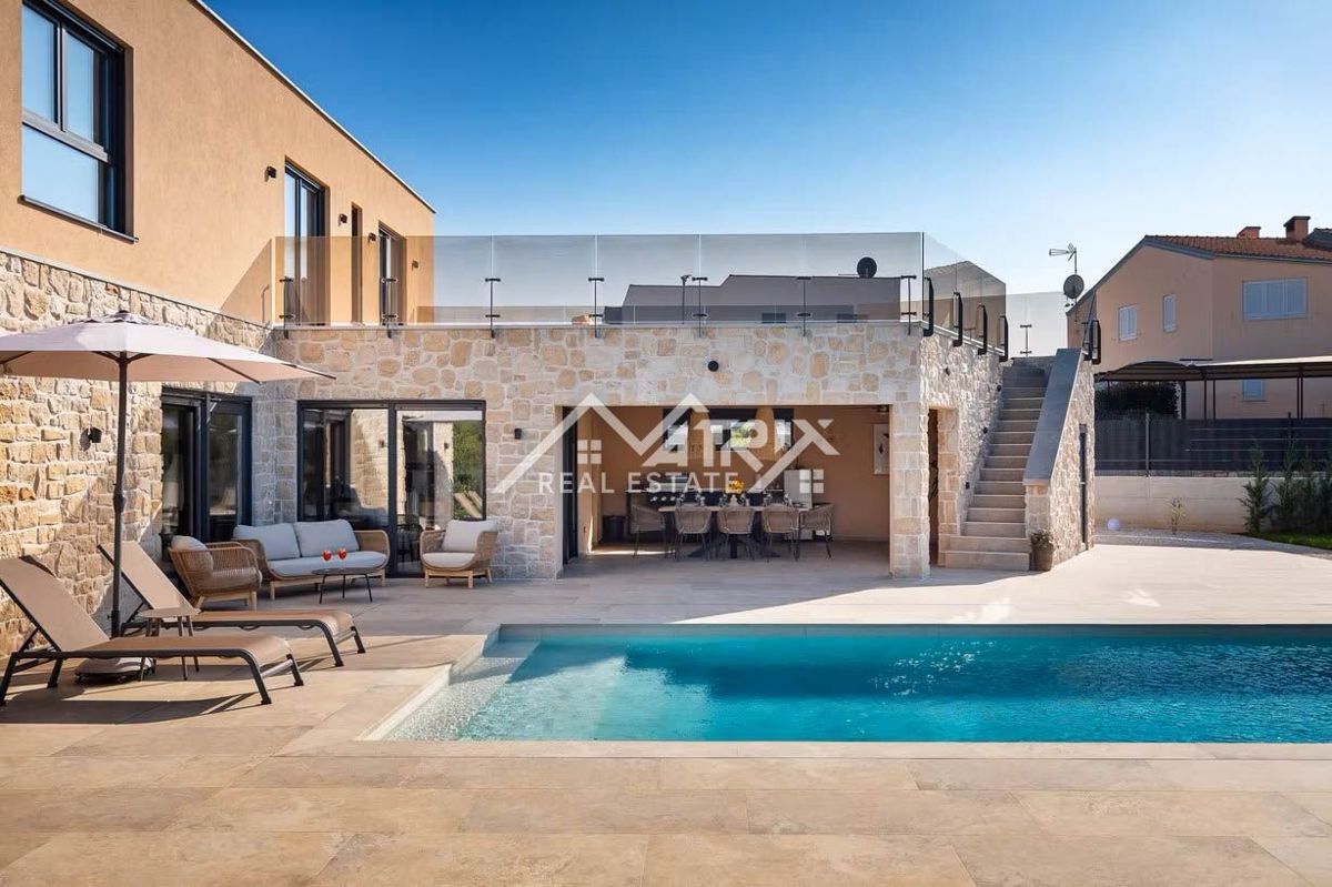 Poreč okolica, moderna vila z ogrevanim bazenom in poletno kuhinjo