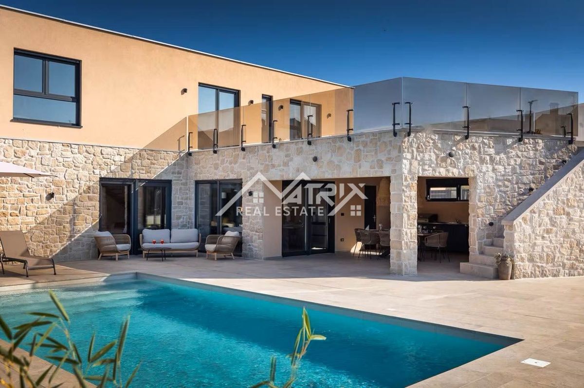 Poreč okolica, moderna vila z ogrevanim bazenom in poletno kuhinjo