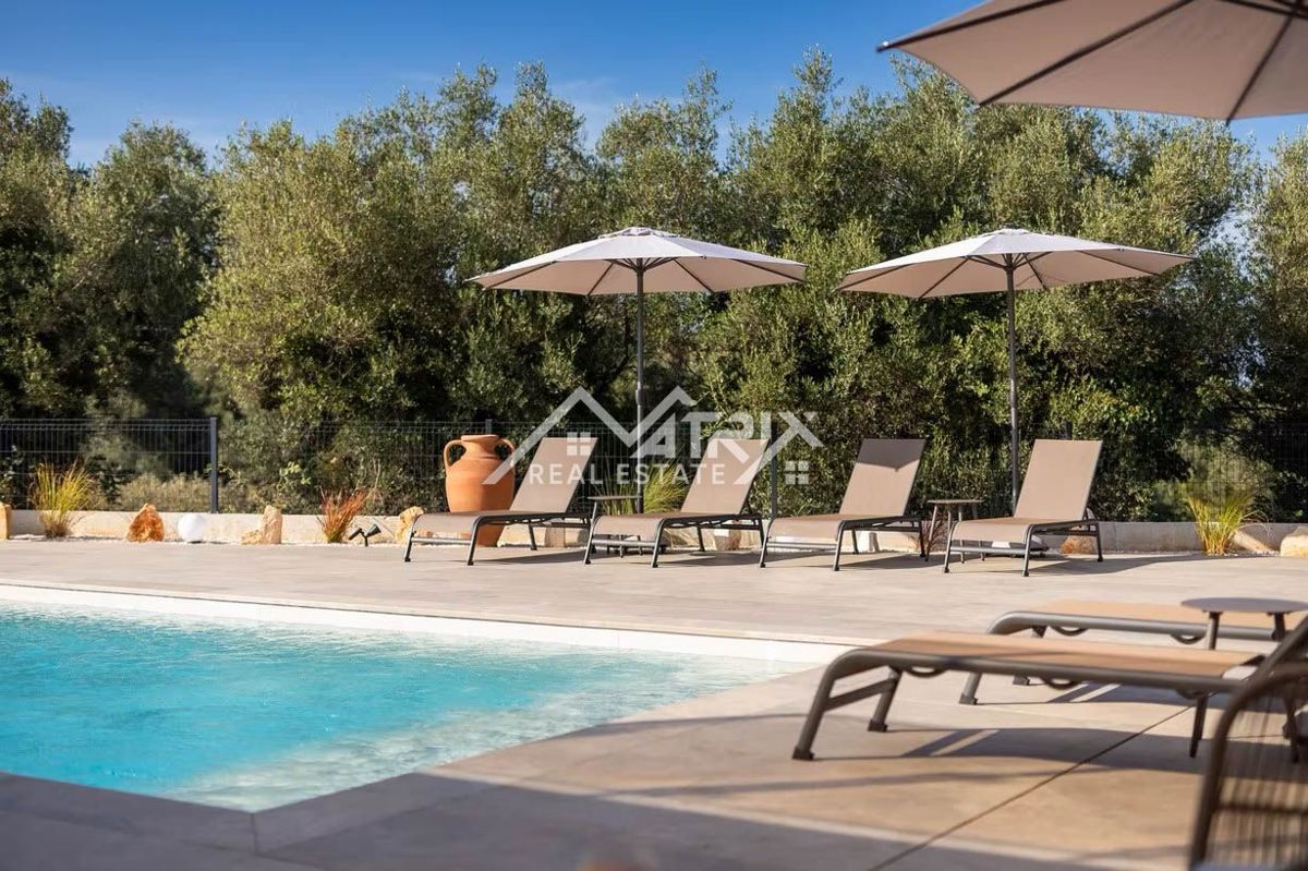 Poreč okolica, moderna vila z ogrevanim bazenom in poletno kuhinjo